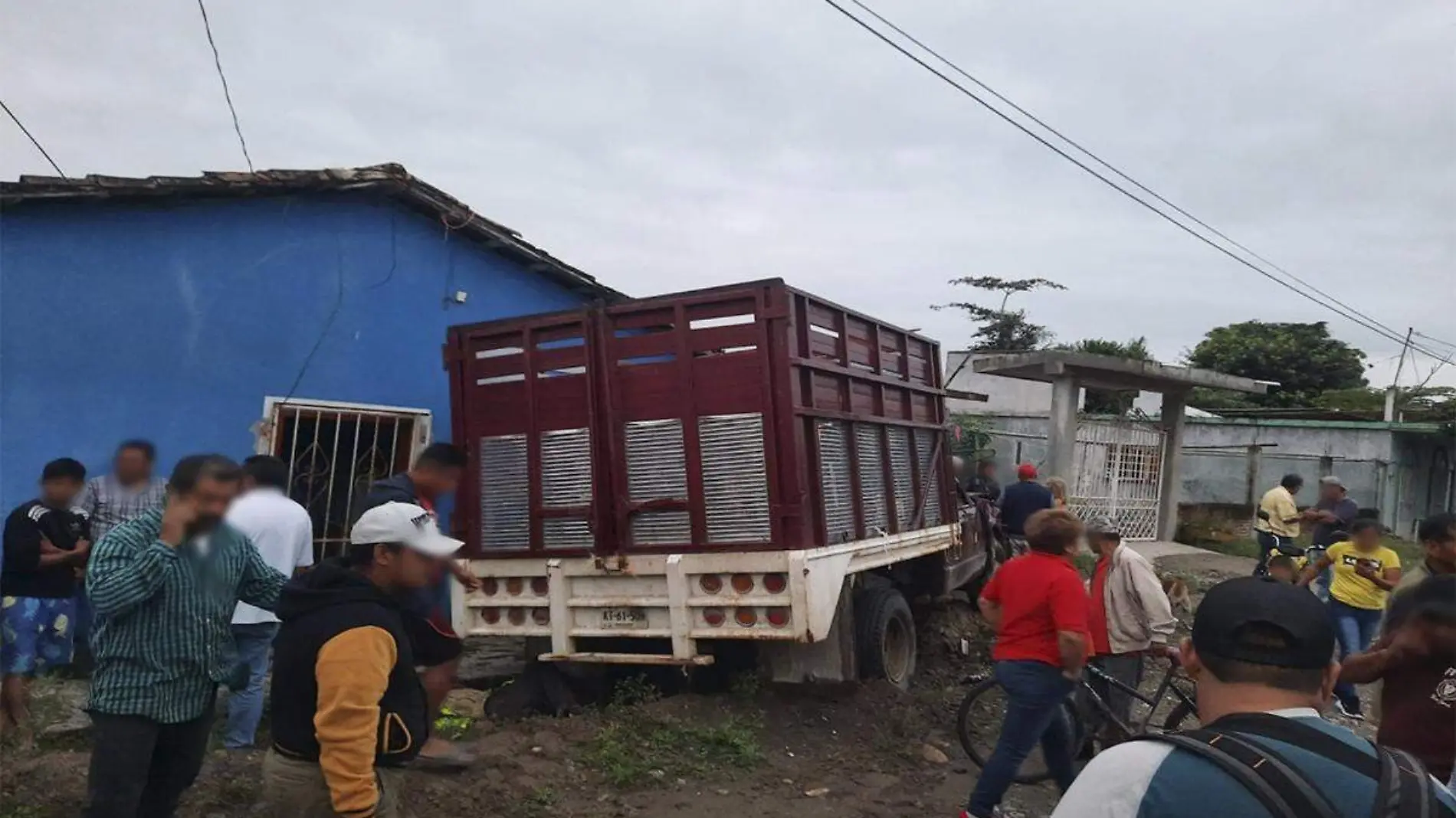 Motociclistas chocan contra camioneta en Papantla